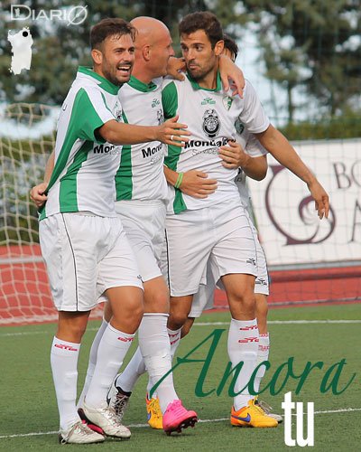 Andrea Sanna, 9 gol, festeggiato da Branicki e La Rosa