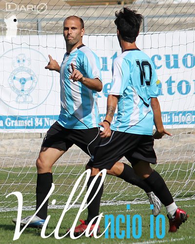 Mauricio Villa (8 gol finora) esulta, di spalle Mario Fontanella