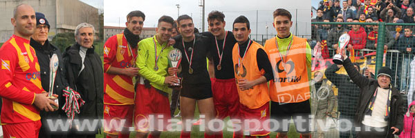 Il capitano Simone Cirina riceve la Coppa, i giovani del Ghilarza e il presidente Tore Fadda