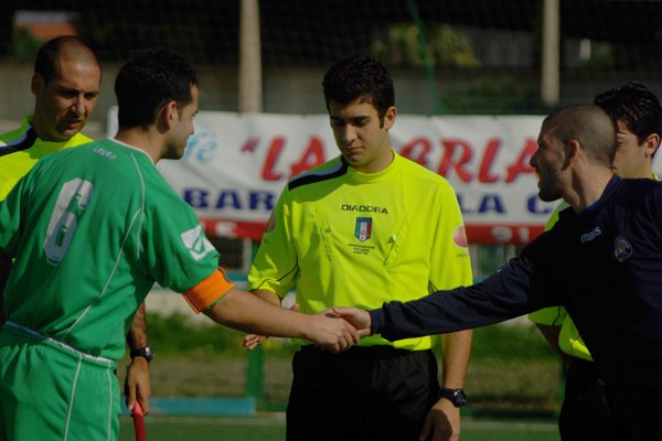 Sant'Elia-Ittiri 7-0, i due capitani Mura e Floris con l'arbitro Renna di Carbonia Sant'Elia-Ittiri 7-0, i due capitani Mura e Floris con l'arbitro Renna di Carbonia
