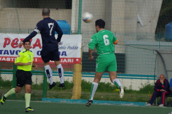 Sant'Elia-Ittiri 7-0, duello aereo dei due capitani Mura e Floris Sant'Elia-Ittiri 7-0, duello aereo dei due capitani Mura e Floris