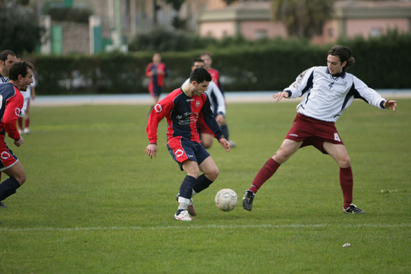 Cus Cagliari - Isili 3-0, Andrea Melis tenta il dribbling su Dinaro