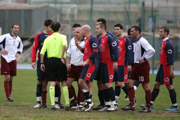 Cus Cagliari - Isili 3-0, Alberto Melis e Luca Melis protestano con l'arbitro Steri