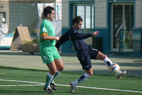 Sant'Elia-Ittiri 7-0, capitan Massimiliano Mura controlla Vincenzo D'Agostino Sant'Elia-Ittiri 7-0, capitan Massimiliano Mura controlla Vincenzo D'Agostino