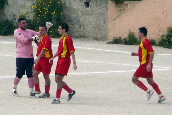 Johannes - Halley Assemini 1-1 Berosi festeggia Sireus per il gol