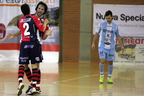 S.C. Cagliari C5 - Pescara C5: 3 -1 L'esultanza dopo il terzo goal del Cagliari S.C. Cagliari C5 - Pescara C5: 3 -1 L'esultanza dopo il terzo goal del Cagliari