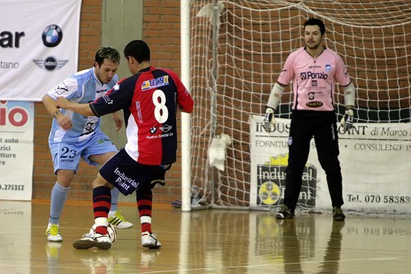 S.C. Cagliari C5 - Pescara C5: 3 -1 - VANDERLEI BONFIN (di spalle) S.C. Cagliari C5 - Pescara C5: 3 -1 - VANDERLEI BONFIN (di spalle)