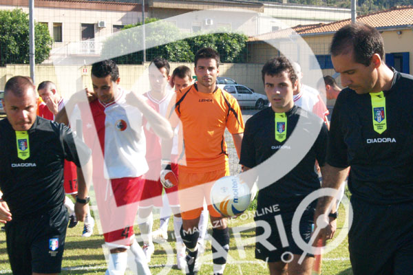 Antinori entra in campo, seguito da Floris 