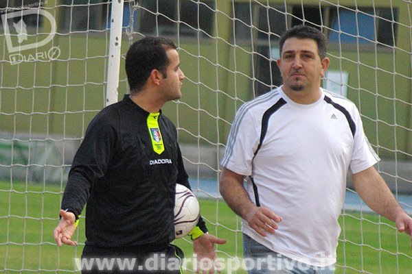 Alfredo Pappalardo con l'arbitro Fabrizio Podda di Tortolì