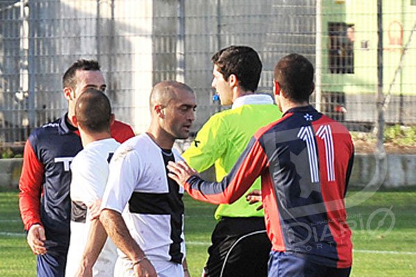 L'arbitro Chindemi parla con Falchi 