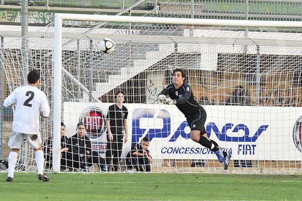 Marco Manis respinge di pugno