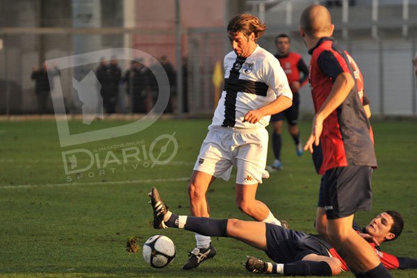 Carlo Piga in scivolata su Vincenzo Palumbo