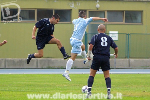 Enrico Corona in contrasto aereo