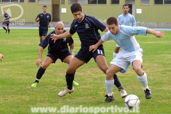 Flavio Lai protegge palla da Roberto Ortu