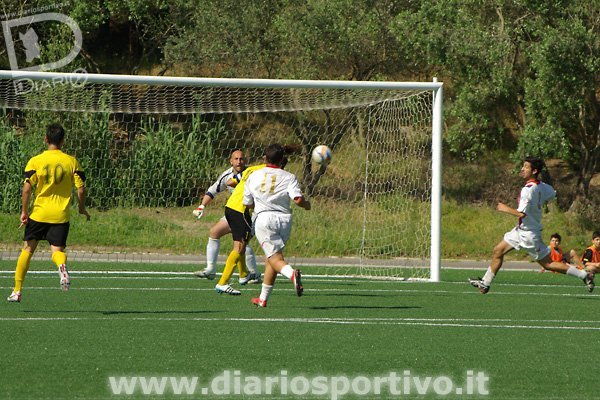 Viani di testa fallisce una favorevole occasione di fronte a Corsi Viani di testa fallisce una favorevole occasione di fronte a Corsi