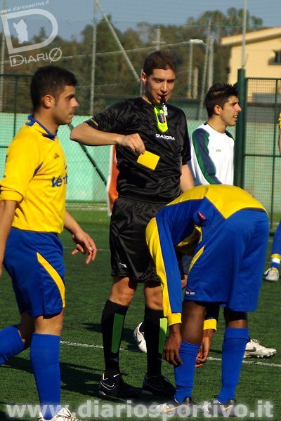L’arbitro Serani ammonisce Ezeadi L’arbitro Serani ammonisce Ezeadi