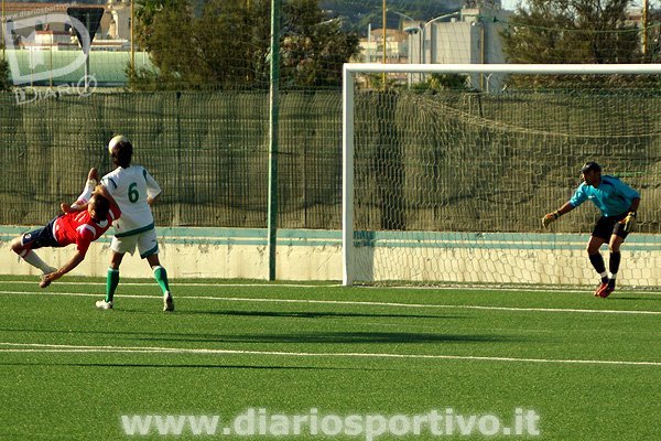 Diego Flumini si esibisce in una semirovesciata Diego Flumini si esibisce in una semirovesciata