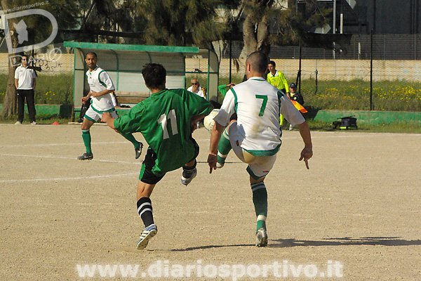 Enrico Ena contrasta Andrea Palmas