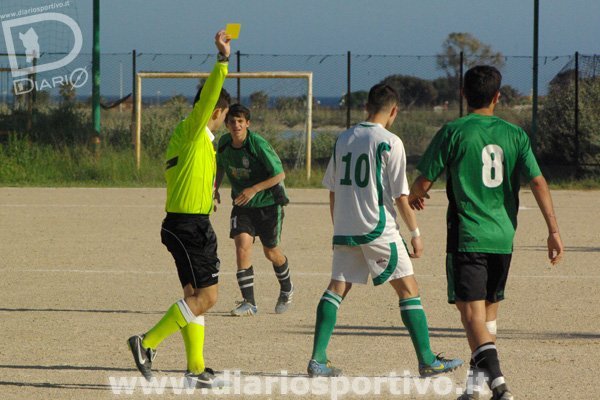 L'arbitro Usai di Oristano ammonisce Picciau