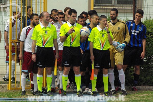 L'arbitro Rosario Zinzi di Catanzaro all'ingresso in campo