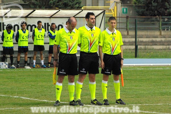 L'arbitro Rosario Zinzi di Catanzaro con i guardalinee