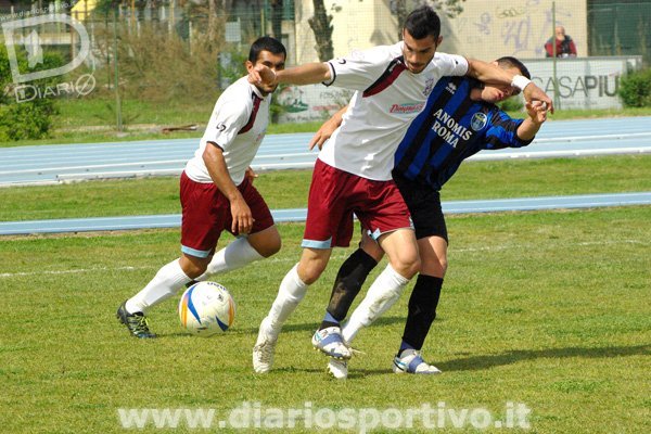 Luca Caboni difende palla