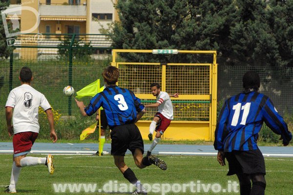 Simone Farci calcia l'angolo del gol