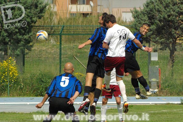 Federico Boi colpisce di testa per il gol dell'1-0