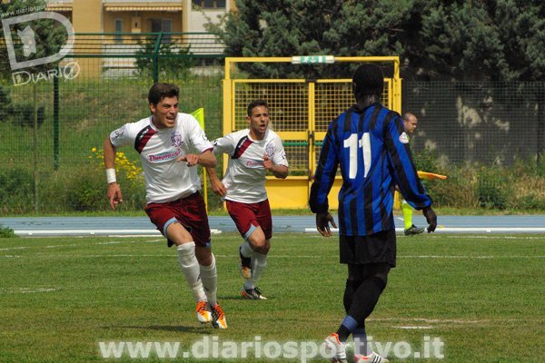 Federico Boi esulta dopo il gol dell'1-0