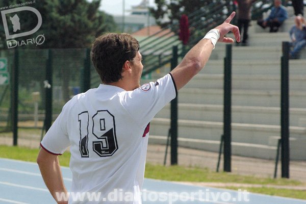 Federico Boi e la dedica dopo il gol dell'1-0