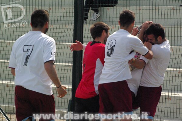 Federico Boi festeggiato dopo il gol dell'1-0