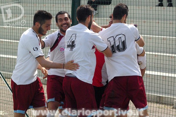 Federico Boi festeggiato dopo il gol dell'1-0