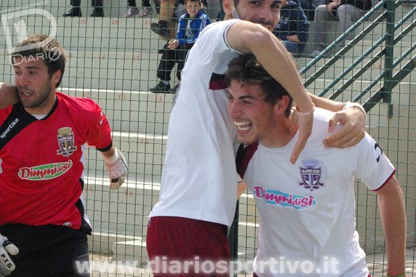 Federico Boi festeggiato da Caboni dopo il gol dell'1-0
