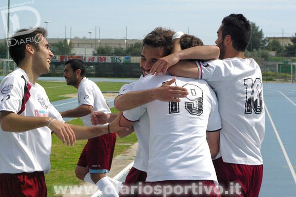 Federico Boi festeggiato da Farci dopo il gol dell'1-0