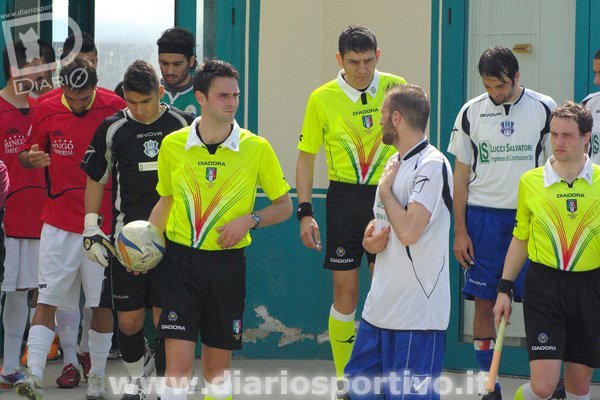 L'arbitro Pagliardini di Arezzo all'ingresso in campo