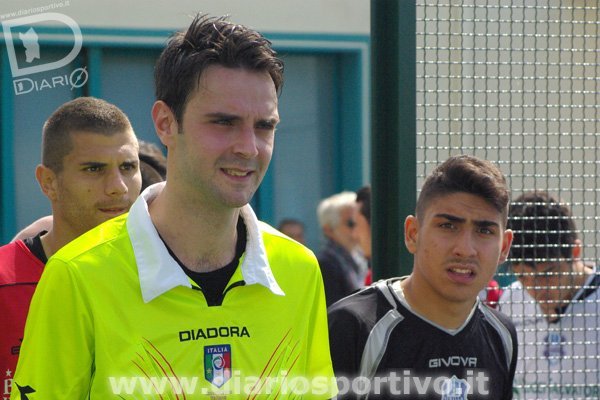L'arbitro Pagliardini di Arezzo all'ingresso in campo