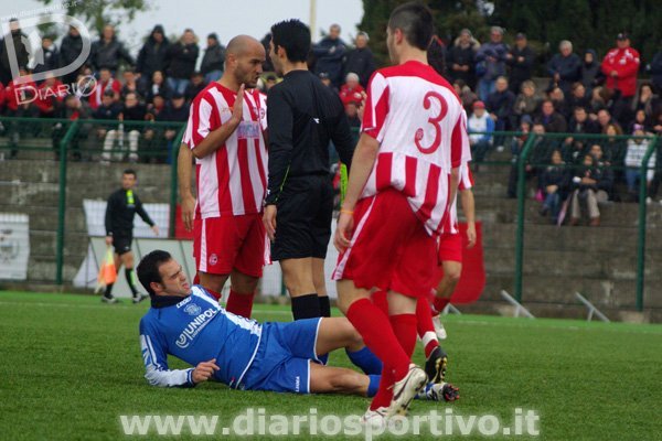 L'arbitro Usala redarguisce Atzeni per il fallo su Delizos L'arbitro Usala redarguisce Atzeni per il fallo su Delizos