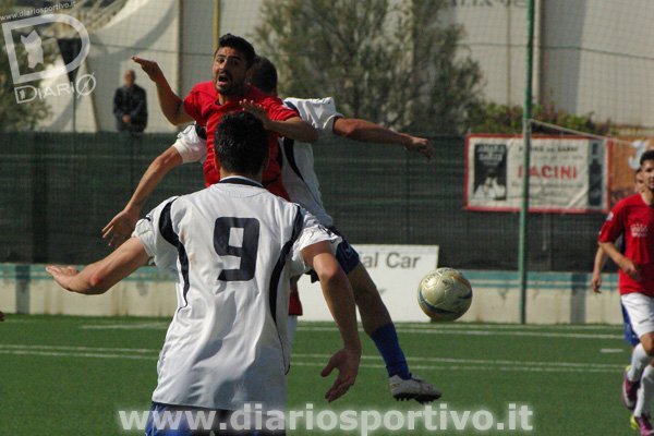 Mattia Cordeddu salta di testa Mattia Cordeddu salta di testa