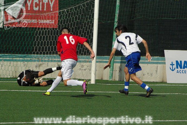 Il portiere Maiellaro blocca il tiro di Atzeni