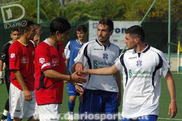 Giuseppe Atzori si complimenta con gli avversari