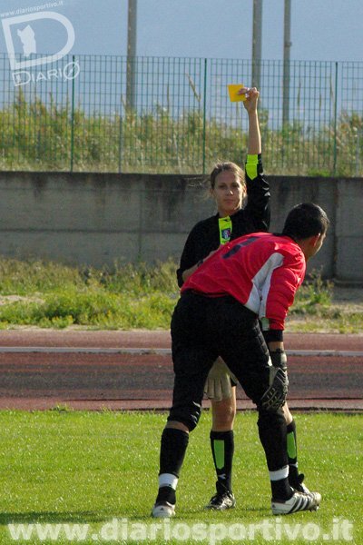 L'arbitro Campagnolo ammonisce Uda