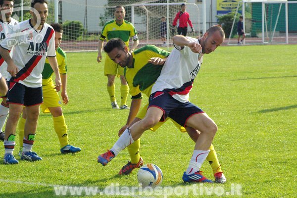 Stefano Sini contrastato da Daniel Musanti