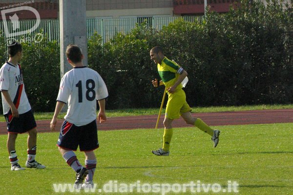 Massimo Lilliu esulta dopo il gol del 5-0