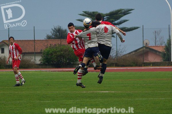 Floris e Piscopo di testa su Caddeo Floris e Piscopo di testa su Caddeo