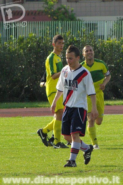 Massimo Lilliu esulta dopo il gol del 5-0