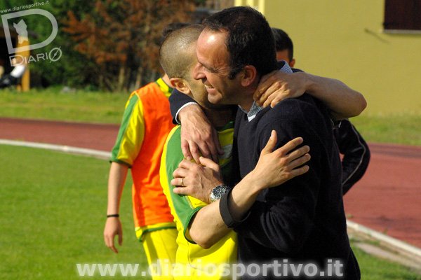 Massimo Lilliu abbraccia il mister Paolo Busanca