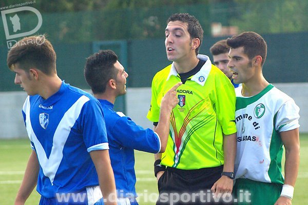 Alessandro Trudu protesta con l'arbitro Nehrir