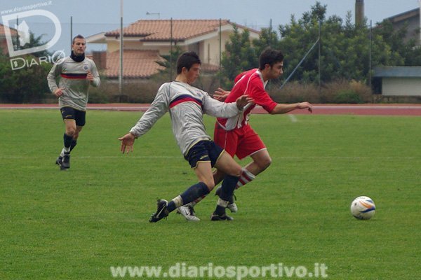 Mauro Murgia sfugge a Mattia Floris Mauro Murgia sfugge a Mattia Floris