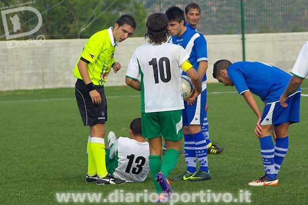 L'arbitro Nehrir fischia il fallo