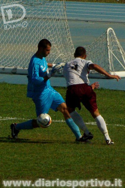 Stefano Sarritzu cerca di superare Giovanni Sanna Stefano Sarritzu cerca di superare Giovanni Sanna